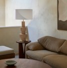 Her er lampen vist med Silhouette armatur farge, Matt gullfarget metall og Hvit lampeskjerm thumbnail