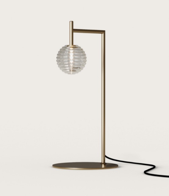 Matt gullfarget armatur og matt sort bordfot