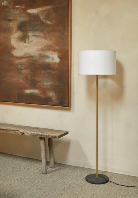 Her vises lampen vist med hvit lampeskjerm og metall stang i messing. Lampens gulvfot leveres i marmor med sort farge og struktur som vist på bildet